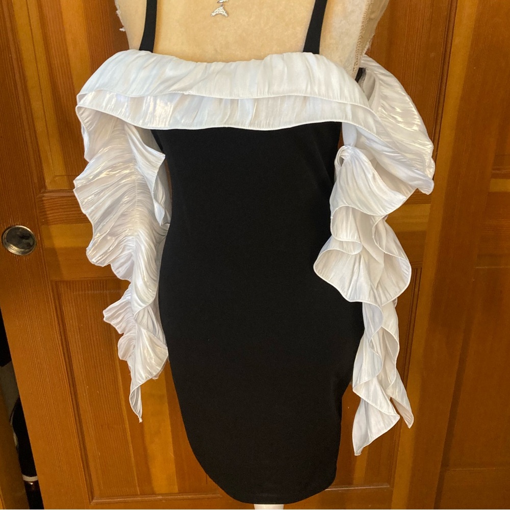 Women’s Ruffled Bodycon Dress - Picture 2 of 16